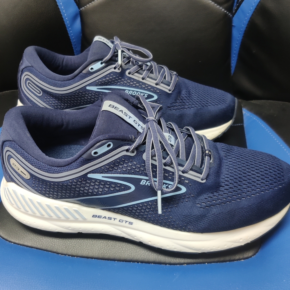 Brooks Beast GTS 23 Navy Sneakers